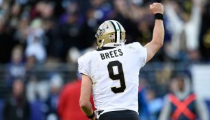 Drew Brees celebra un touchdown frente a Ravens