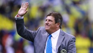 Miguel Herrera saluda a la tribuna del Estadio Azteca