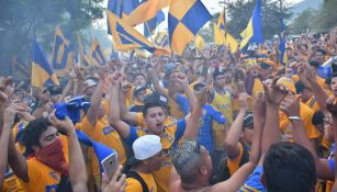 Aficionados de Tigres apoyan a su equipo en el Volcán