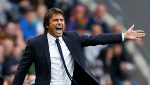 Antonio Conte da indicaciones en un partido del Chelsea 