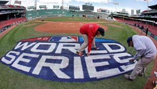 Personal decora el Fenway Park con motivo de la Serie Mundial