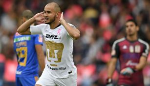 Carlos González festejando un gol vs Tigres 