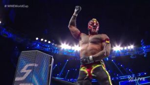 Rey Mysterio festeja su triunfo sobre The Miz