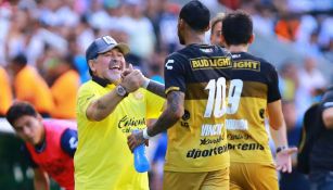 Maradona felicita a Vinicio en partido