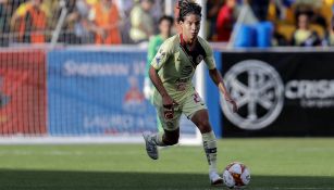 Diego Lainez conduce el balón en el duelo vs Querétaro