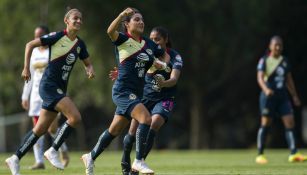 Betzy Cuevas celebra anotación frente a los Pumas