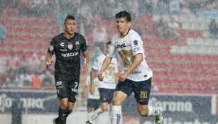 Diego Rosales corre por la esférica en duelo contra Necaxa