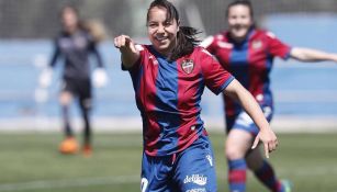 Charlyn Corral festeja un gol con Levante