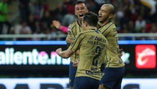 Jugadores de Pumas se unen en festejo de gol