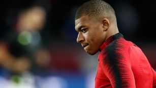 Mbappé en calentamiento con el PSG 