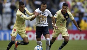 Jugadores de América y Pumas durante el juego entre ellos