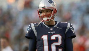 Tom Brady sonríe durante un partido de NFL