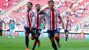 Alan Pulido celebra una anotación frente a Querétaro