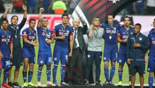 Guillermo Álvarez celebra con sus jugadores el título de Copa MX