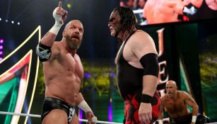 Triple H (izq) encara a Kane (der) en Crown Jewel