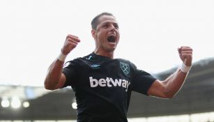 Chicharito celebra una anotación con el West Ham