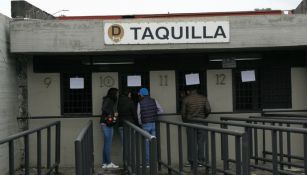 Fans comprando boletos en una taquilla del Olímpico Universitario