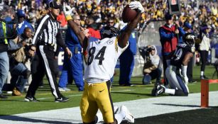 Antonio Brown celebra luego de anotar un touchdown