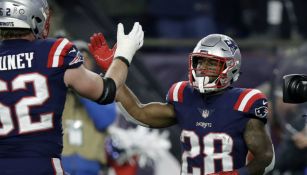 White y Thuney celebran anotación de los Pats contra Green Bay