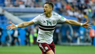 Chicharito festeja gol con la Selección