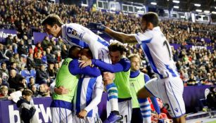 Jugadores de la Real Sociedad festejan un gol