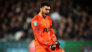 Paulo Gazzaniga festeja un gol con Tottenham