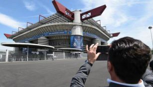 Aficionados toma una foto al Estadio de San Siro