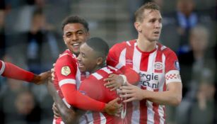 Jugadores del PSV festejan un gol en contra del De Graafschap