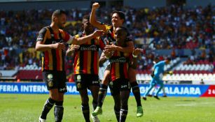 Leones Negros, festejan victoria frente a Celaya 