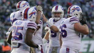 El mariscal de los Bills, Matt Barkley celebra anotación con el equipo