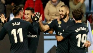 Benzema festeja con sus compañeros en el juego vs Celta