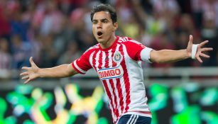 Omar Bravo celebra anotación con Chivas