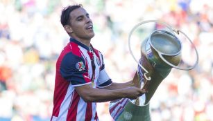 Omar Bravo festeja con la Supercopa 2016 que ganó con Chivas