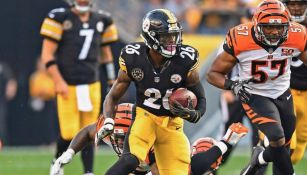 Le'Veon Bell durante un partido con los Steelers la campaña pasada