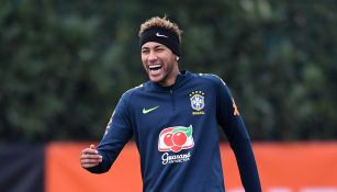 Neymar ríe en entrenamiento con Brasil 