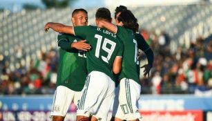 Jugadores de México festejan un gol contra El Salvador