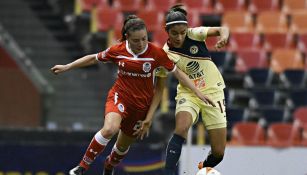 Julieta Peralta disputa un balón en el América vs Toluca de la J