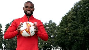 William Da Silva posa con un balón