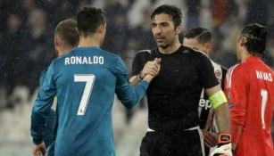 Buffon le da la mano a Cristiano Ronaldo, luego del partido entre Juventus y Real Madrid 