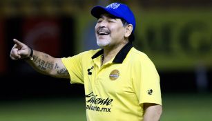 Maradona sonríe en un juego de Dorados