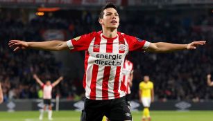 Chucky Lozano festeja un gol con PSV 