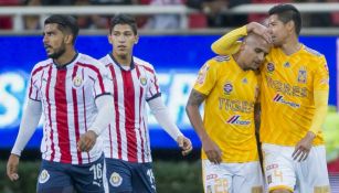 Jugadores de Chivas se lamentan, mientras los de Tigres festejan