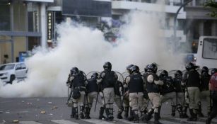 Policías se enfrentan a fans de River Plate