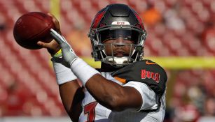 Jameis Winston lanza un servicio en el duelo contra los 49ers