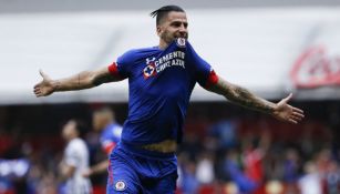 Édgar Méndez festeja un gol con Cruz Azul