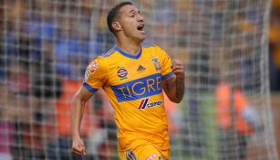 Jesús Dueñas festeja un gol con Tigres