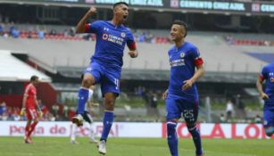 Elías y 'Piojo' Alvarado festejan un gol de Cruz Azul