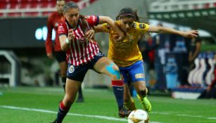 Jugadoras de Chivas y Tigres disputan un balón