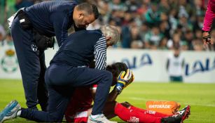 Marcelo Barovero se duele tras caída en el duelo contra Santos