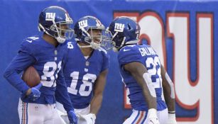 Jugadores de Giants celebran en juego contra los Bears